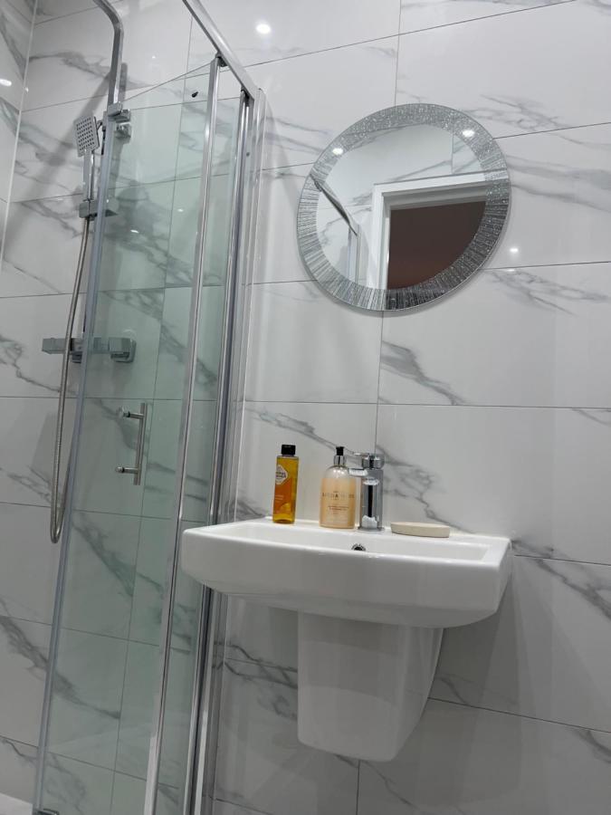 Hotel Grand Bleu - London - Next To Piccadilly Line Tube Station & Brand New Facilities Exterior foto