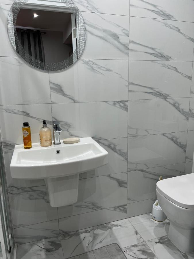 Hotel Grand Bleu - London - Next To Piccadilly Line Tube Station & Brand New Facilities Exterior foto