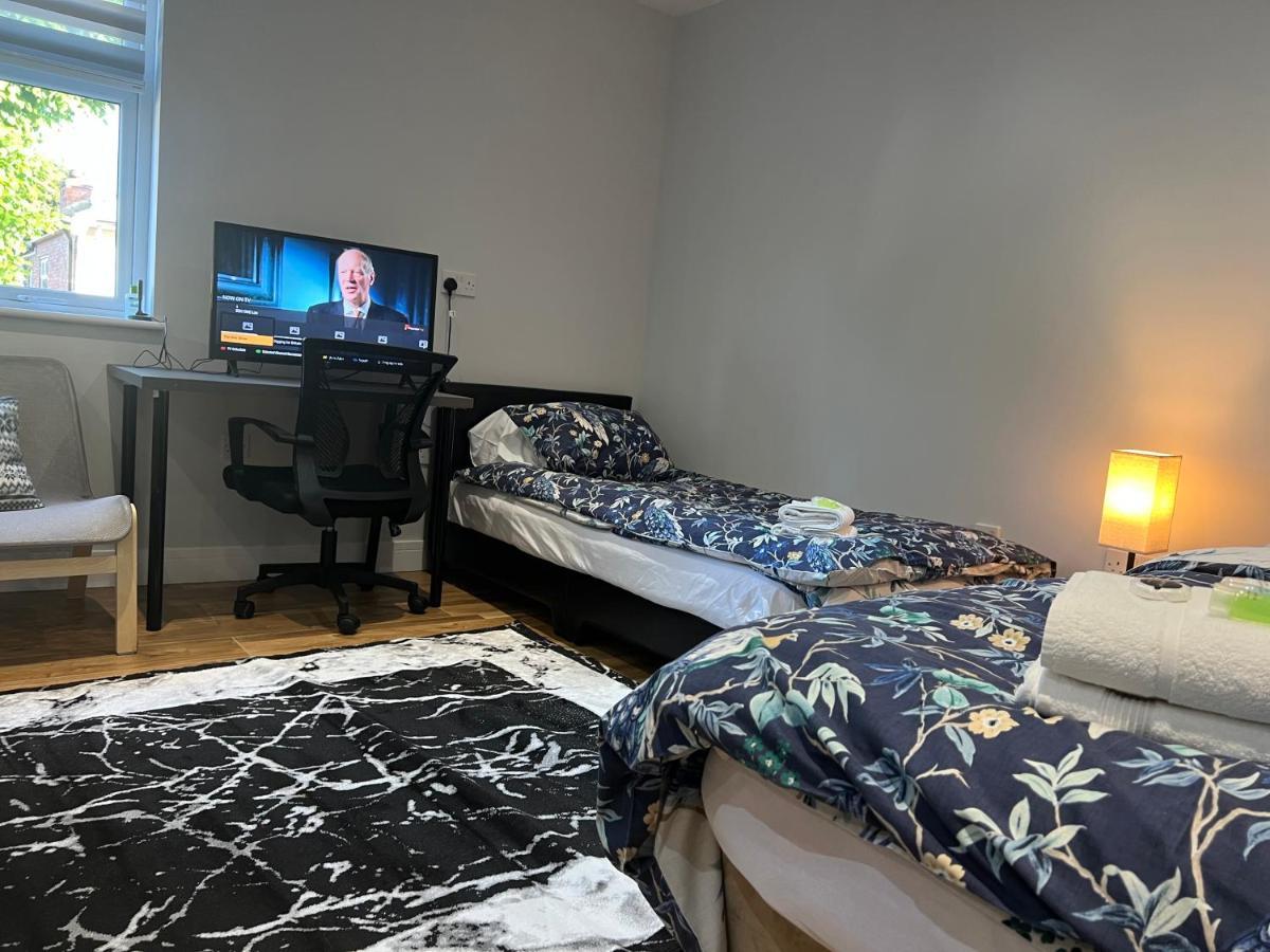 Hotel Grand Bleu - London - Next To Piccadilly Line Tube Station & Brand New Facilities Exterior foto