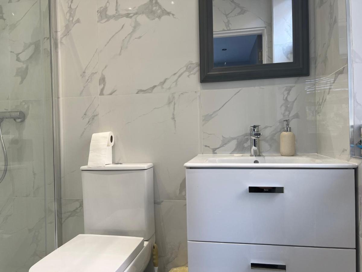 Hotel Grand Bleu - London - Next To Piccadilly Line Tube Station & Brand New Facilities Exterior foto