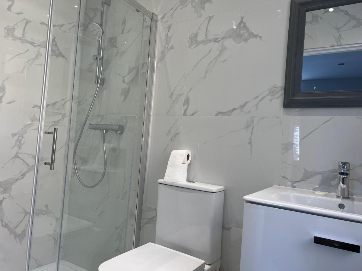Hotel Grand Bleu - London - Next To Piccadilly Line Tube Station & Brand New Facilities Exterior foto